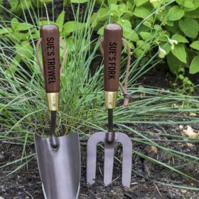 Personalised Garden Tool Set for Gardeners. Personalised Engraving on Fork and Trowel Engraved with up to 15 Letters. Quality Gardening Tools in Cotton Bag.